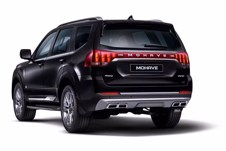 Chỉ sau một năm ra mắt, Kia Mohave thế hệ thứ 2 nhận được nâng cấp ở đời 2021. Với nhiều nâng cấp về công nghệ, chiếc SUV trở nên thông minh hơn, theo Kia. Nâng cấp đáng chú ý nhất là hệ thống trợ lái bán tự động, giúp người lái thoải mái hơn trên đường cao tốc và nơi giao thông tắc nghẽn.