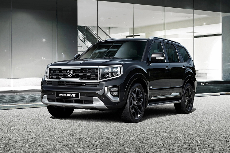 Ở thế hệ thứ 2, Mohave có thiết kế cứng cáp tương tự Telluride. Phần đầu của 2 xe cũng có nhiều nét tương đồng như lưới tản nhiệt, hệ thống đèn. Ở phía sau, Mohave cho cảm giác khỏe khoắn hơn với cụm đèn hậu kéo dài.