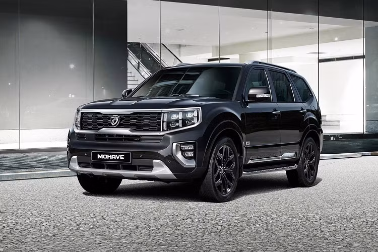 Ở thế hệ thứ 2, Mohave có thiết kế cứng cáp tương tự Telluride. Phần đầu của 2 xe cũng có nhiều nét tương đồng như lưới tản nhiệt, hệ thống đèn. Ở phía sau, Mohave cho cảm giác khỏe khoắn hơn với cụm đèn hậu kéo dài.