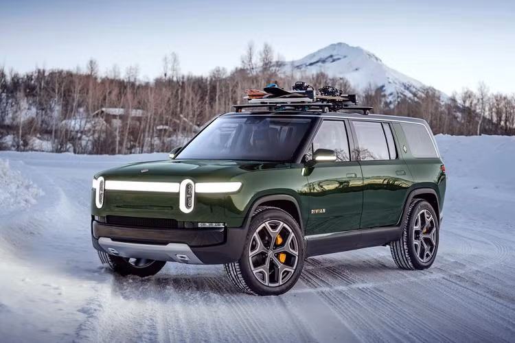 Chiếc SUV 7 chỗ Rivian R1S chở tỷ phú giàu nhất thế giới còn được gọi với cái tên ‘’Xe điện phiêu lưu’’. Rivian R1S sở hữu kích thước tổng thể đạt 5.040 x 2.015 x 1.820 mm, chiều dài cơ sở 3.075 mm và trọng lượng không tải ở mức 2.650 kg.