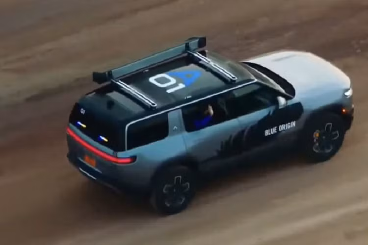 Cách đây hơn một tuần, một vị tỷ phú khác là Richard Branson cũng đã có chuyến đi vào không gian. Và Richard Branson đã lựa chọn chiếc Range Rover Astronaut Edition-phiên bản đặc biệt, làm phương tiện để đi chuyển đến tàu vũ trụ.