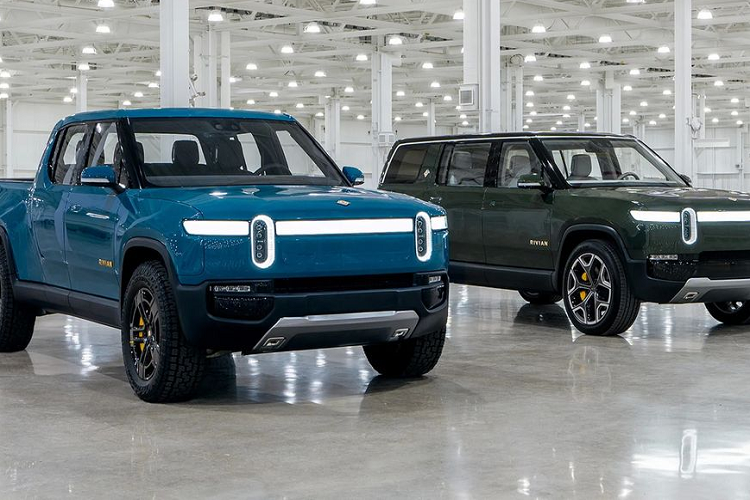 Rivian là một công ty start-up xe điện tại Mỹ được sáng lập bởi R.J Scaringe. Hãng xe start-up Mỹ sở hữu nguồn lực con người với những cựu chiến binh đến từ Jeep, Lotus, General Motor, Ford hay thậm chí là McLaren. Amazon, General Motor và Ford là những ông lớn đã rút hầu bao để đầu tư vào Rivian. Và với sự ra mắt bộ đôi bán tải và SUV chạy điện Rivian R1T và R1S, Rivian được đánh giá có khả năng cạnh tranh sòng phẳng hoặc thậm chí là soán ngôi của Tesla.