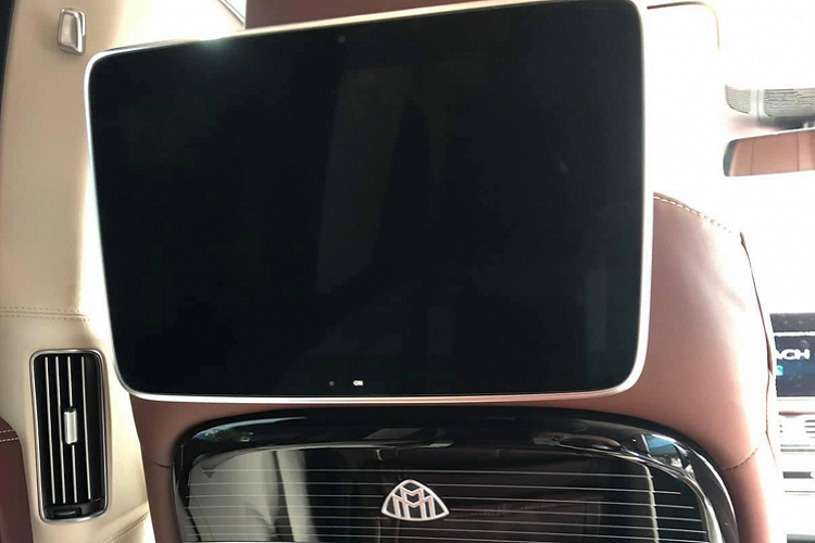 Xe sử dụng động cơ xăng V8 dung tích 4.0L tăng áp kép, tích hợp hệ thống MHEV có tên EQ Boost cho công suất tối đa 550 mã lực và mô-men xoắn cực đại 730Nm. Sức mạnh được truyền xuống bốn bánh (4Matic), thông qua hộp số tự động 9 cấp. Hệ thống kiểm soát thân xe điện tử E-Active Body Control của Mercedes-Benz cũng là tiêu chuẩn trên dòng Maybach GLS.