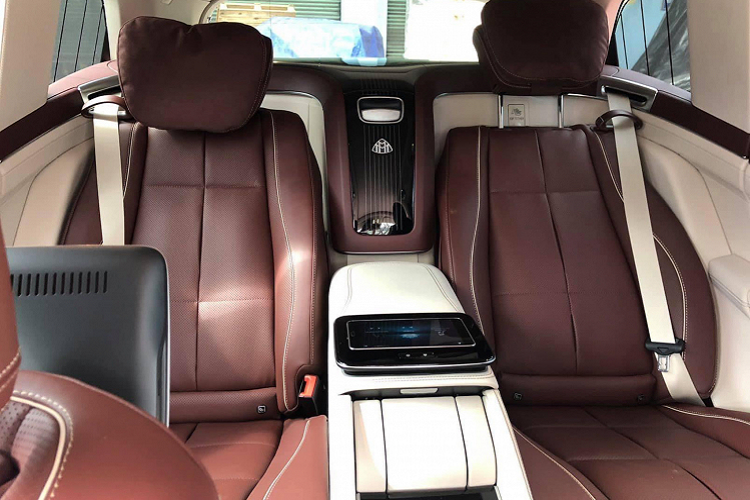 So với chiếc Mercedes-Maybach GLS 600 4Matic đầu tiên được đưa về nước mang hai màu sơn Đỏ Mận Chín và Đen, thì hai chiếc Mercedes-Maybach GLS 600 4Matic mới về Việt Nam sở hữu ngoại thất sơn màu Đen toàn diện, đi kèm với bộ mâm kích thước 23 inch mạ crôm (options) mang thiết kế khác với chiếc đầu tiên được đưa về nước.