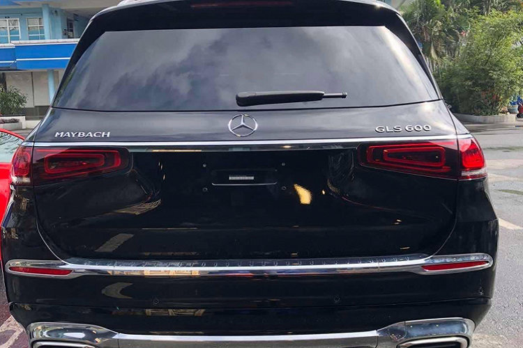 Thiết kế sang trọng, vóc dáng đồ sộ, nội thất rộng rãi và mạng lưới đại lý chính hãng phủ rộng khắp cả nước của Mercedes-Benz tại Việt Nam thuận tiện cho việc bảo dưỡng, sửa chữa là những ưu điểm hấp dẫn không thể bỏ qua của dòng Mercedes-Maybach GLS 600 4Matic!