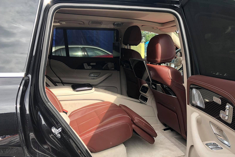 Cả 2 chiếc SUV siêu sang Mercedes-Maybach GLS 600 4Matic được khui công cùng với siêu xe Ferrari F8 Tributo và siêu sang Bentley Flying Spur 2021. Cả 4 chiếc xe sang này có giá trị gần 100 tỷ đồng được đưa về nước trước Tết nhằm phục vụ nhu cầu chơi xe sang của các “đại gia” Việt.