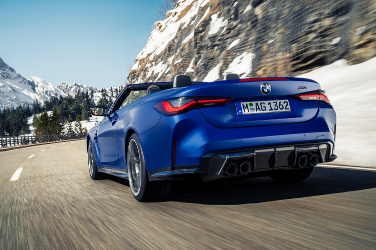 Tại thị trường Mỹ, xe được đi kèm trang bị tiêu chuẩn vô lăng thể thao bọc da có sưởi và logo M phát sáng ở lưng ghế. Khách hàng cũng có thể đặt thêm tùy chọn ghế thể thao bucket seat M Carbon với khối lượng nhẹ hơn phiên bản tiêu chuẩn khoảng 9,5 kg. 