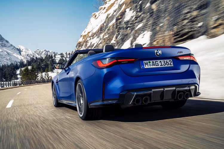 Tại thị trường Mỹ, xe được đi kèm trang bị tiêu chuẩn vô lăng thể thao bọc da có sưởi và logo M phát sáng ở lưng ghế. Khách hàng cũng có thể đặt thêm tùy chọn ghế thể thao bucket seat M Carbon với khối lượng nhẹ hơn phiên bản tiêu chuẩn khoảng 9,5 kg. 