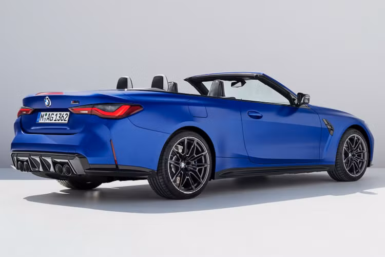 Khách hàng cũng có thể đặt thêm tùy chọn hệ thống phanh hiệu suất cao M Carbon Ceramic với kẹp phanh sơn màu vàng kim cũng như đĩa phanh đường kính 400 mm ở cầu trước và 380 mm ở cầu sau. 