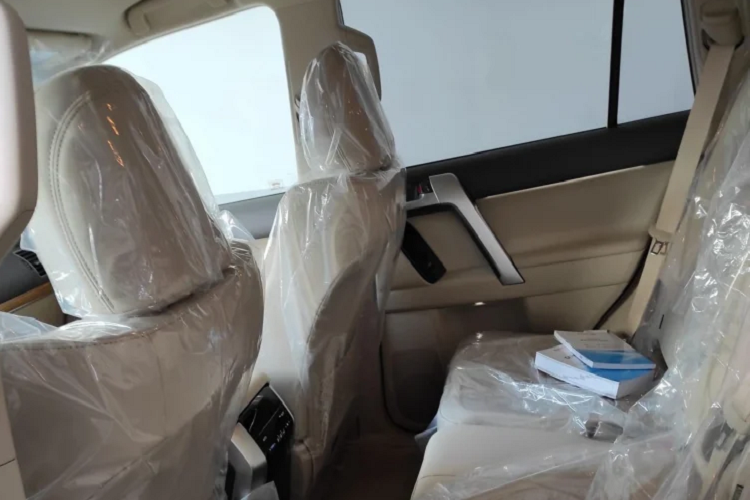 Không có thay đổi về động cơ và hệ truyền động, ta Land Cruiser Prado 2022 vẫn duy trì sử dụng động cơ Xăng, dung tích 2.7L hút khí tự nhiên cho công suất tối đa 161 mã lực tại 5.200 vòng/phút và mô-men xoắn cực đại 246 Nm tại 3.900 vòng/phút. Sức mạnh truyền xuống bốn bánh (4WD), thông qua hộp số tự động 6 cấp (6AT)