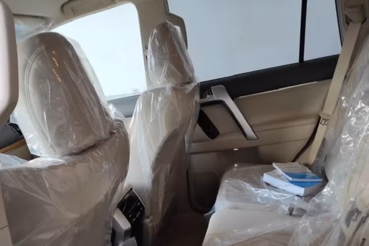 Không có thay đổi về động cơ và hệ truyền động, ta Land Cruiser Prado 2022 vẫn duy trì sử dụng động cơ Xăng, dung tích 2.7L hút khí tự nhiên cho công suất tối đa 161 mã lực tại 5.200 vòng/phút và mô-men xoắn cực đại 246 Nm tại 3.900 vòng/phút. Sức mạnh truyền xuống bốn bánh (4WD), thông qua hộp số tự động 6 cấp (6AT)