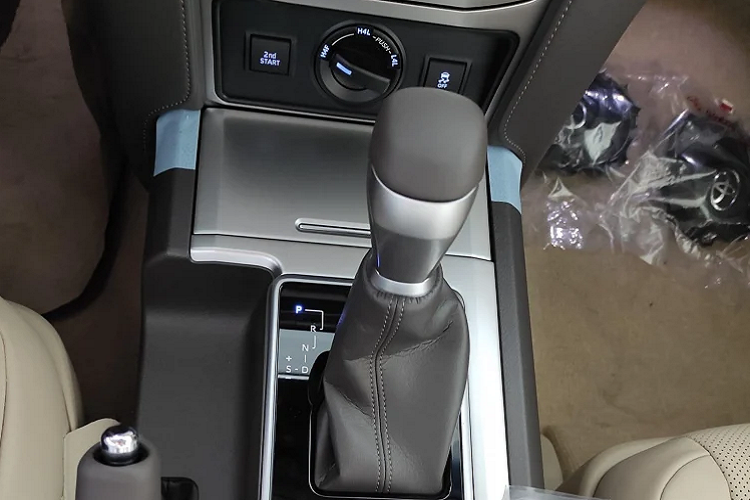 Tại Việt Nam, từ trước đến nay, Toyota Land Cruiser Prado được nhiều khách hàng Việt yêu thích bởi thiết kế nam tính, bền dáng, động cơ bền bỉ và khá giữ giá trên thị trường.