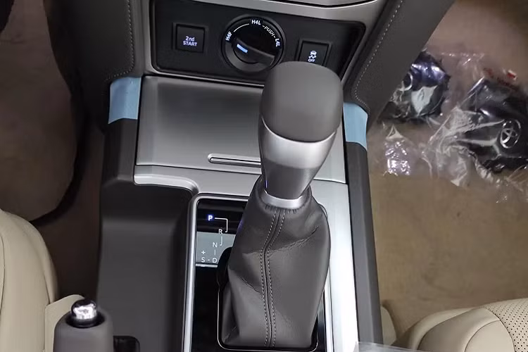 Tại Việt Nam, từ trước đến nay, Toyota Land Cruiser Prado được nhiều khách hàng Việt yêu thích bởi thiết kế nam tính, bền dáng, động cơ bền bỉ và khá giữ giá trên thị trường.