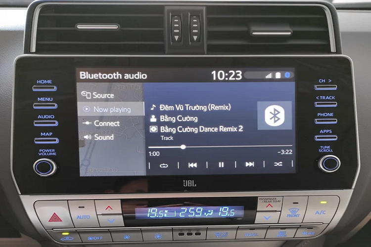 Trong khi đó, nội thất Toyota Land Cruiser Prado 2022 được nâng cấp khá nhiều, bao gồm trang bị khởi động nút bấm (Start/Stop), chìa khóa thông minh thay cho chìa khóa cơ ở đời cũ. Hệ thống thông tin giải trí được nâng cấp bao gồm màn hình giải trí trung tâm thiết kế mới, dàn âm thanh sử dụng 14 loa JBL cao cấp.