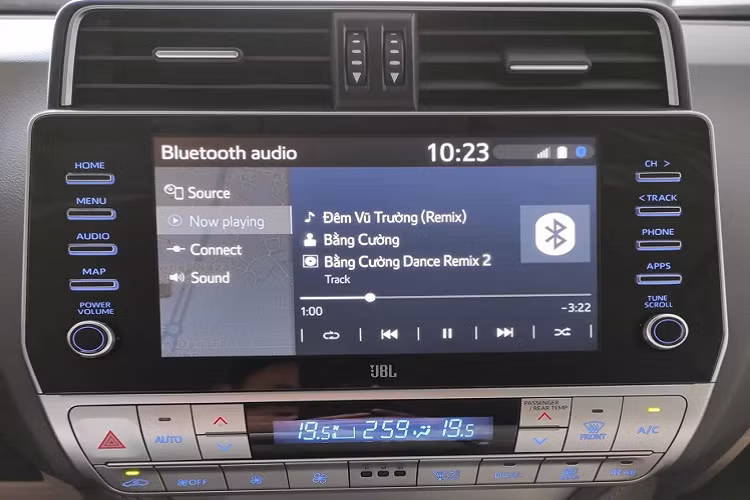 Trong khi đó, nội thất Toyota Land Cruiser Prado 2022 được nâng cấp khá nhiều, bao gồm trang bị khởi động nút bấm (Start/Stop), chìa khóa thông minh thay cho chìa khóa cơ ở đời cũ. Hệ thống thông tin giải trí được nâng cấp bao gồm màn hình giải trí trung tâm thiết kế mới, dàn âm thanh sử dụng 14 loa JBL cao cấp.