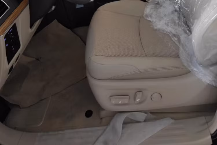 Toyota Land Cruiser Prado 2022 còn trở nên an toàn hơn khi được nâng cấp gói an toàn và hỗ trợ lái Toyota Safety Sense bao gồm: Cảnh báo tiền va chạm (PCS), Cảnh báo chệch làn đường (LDA), Điều khiển hành trình chủ động (DRCC), Đèn chiếu xa tự động (AHB). Bên cạnh các trang bị khác như Hệ thống cảnh báo phương tiện cắt ngang phía sau, Cảnh báo áp suất lốp (TPMS). Hệ thống cảnh báo điểm mù (BSM), Camera 360 độ và hơn nữa.