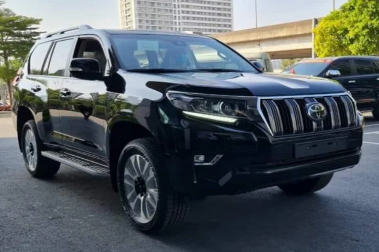 Mặc dù giá xe Toyota Land Cruiser Prado 2022 ngang tầm với các "đối thủ" như Ford Explorer hay Volkswagen Teramont trên thị trường. Tuy nhiên, xét về khả năng vận hành đi đường xấu, khả năng off-road và độ bền bỉ, dòng xe Land Cruiser Prado vẫn được đánh giá cao hơn.