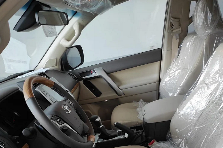 Xe đi kèm với hệ thống điều hoà tự động 3 vùng độc lập. Ghế ngồi bọc da, ghế lái chỉnh điện 10 hướng và ghế phụ chỉnh 4 hướng. Xe cũng được bổ sung thêm đèn chào mừng và hơn nữa.