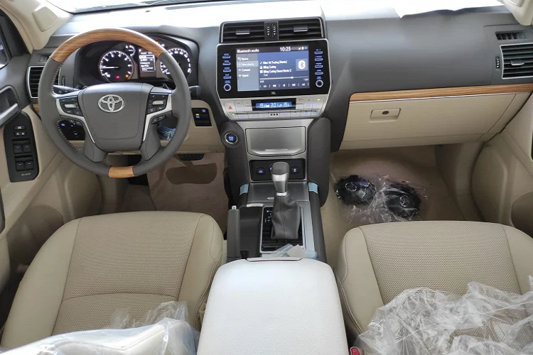 Ở phiên bản nâng cấp mới, ngoại thất Land Cruiser Prado vẫn duy trì tổng thể thiết kế. Điểm khác biệt so với đời trước đó là bộ mâm 19 inch thiết kế mới, bên canh bổ sung thêm thanh gá nóc mới.