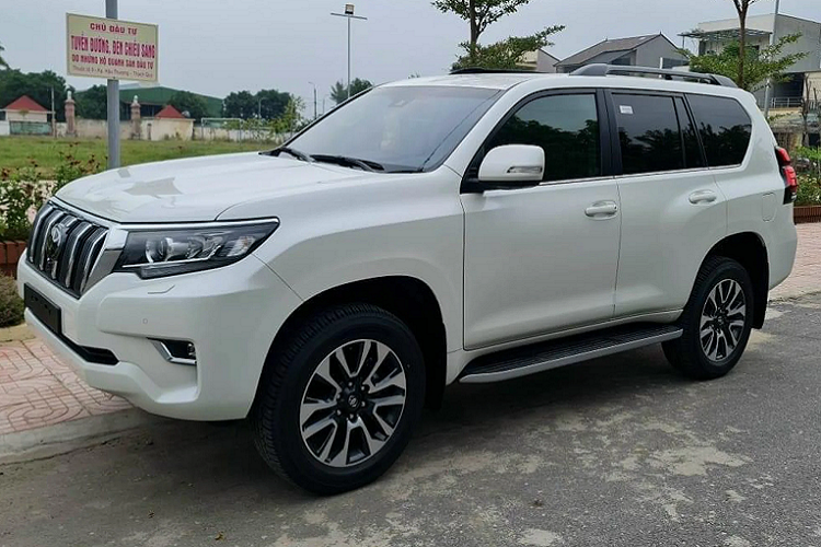 Tương tự phiên bản trước đó, mẫu xe SUV Land Cruiser Prado 2022 được phân phối duy nhất phiên bản “VX” nhập Nhật với mức giá 2,548 tỷ đồng. So với phiên bản cũ có giá bán 2,379 tỷ đồng, giá bán của Land Cruiser tăng gần 170 triệu đồng. Ngoài ra, nếu người mua lựa chọn màu sơn trắng (trắng ngọc trai), giá bán sẽ tăng thêm 11 triệu đồng.