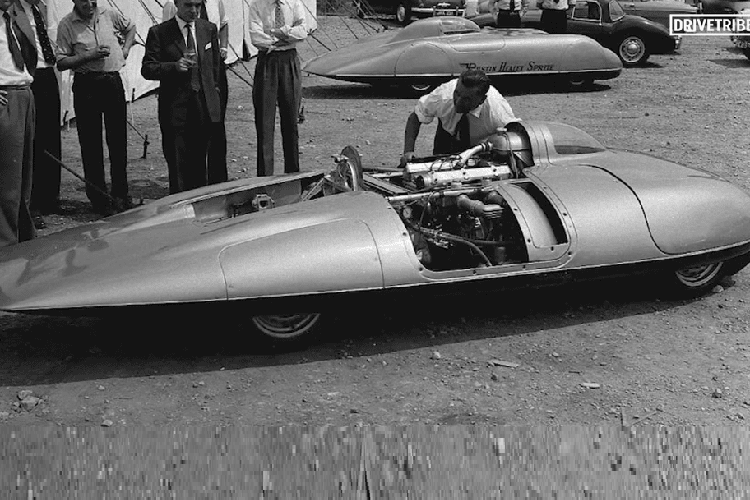 Dựa theo một video khám phá từ kênh YouTube “DriveTribe”, mẫu xe MG EX181 đời 1959 thử nghiệm tốc độ cao này đã được thiết kế để theo đuổi các kỷ lục tốc độ trên đất liền vào cuối những năm 50. Để phô diễn công nghệ vượt trội của công ty, họ đã quyết định làm điều đó với một phiên bản độ của động cơ trong MGA.