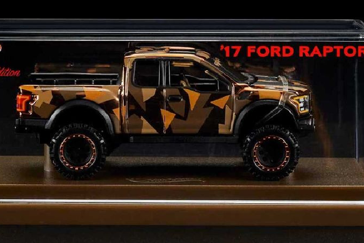 Chiếc xe Ford F-150 Raptor mô hình cũng đi kèm với một kính chắn gió màu khói nhẹ và khung xe kim loại sơn đen hoàn toàn, càng làm nổi bật thêm vẻ cứng rắn đầy hấp dẫn của chiếc xe.
