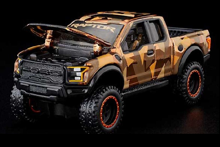 Phiên bản Ford F-150 Raptor 2021 HWC Special Edition có sơn ngoại thất màu nâu nhạt Spectraflame với họa tiết rằn ri sa mạc cá tính, các bánh xe Real Riders Baja với viền màu cam, lốp xe địa hình hầm hố và đồ họa đặc sắc.