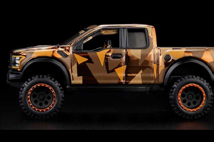 Mỗi mô hình Ford F-150 Raptor 2021 HWC Special Edition đều được đặt trong một chiếc hộp kính acrylic trong suốt và trên một tấm nền màu nâu để giữ cho mô hình được sạch sẽ, an toàn.