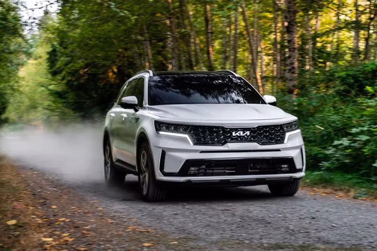 Cụ thể, mẫu xe SUV Kia Sorento Turbo PHEV 2022 được trang bị động cơ xăng 4 xi-lanh, tăng áp, dung tích 1.6L, mô-tơ điện mạnh 90 mã lực và cụm pin 13,8 kWh. Tổng cộng, mẫu SUV cỡ trung này có công suất 261 mã lực. Sức mạnh được truyền tới cả 4 bánh thông qua hộp số tự động 6 cấp.