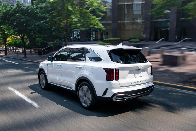Dự kiến, Sorento Turbo PHEV 2022 thế hệ mới sẽ chính thức có mặt tại các showroom Mỹ vào quý III năm nay. Hiện giá xe Kia Sorento Turbo PHEV 2022 phiên bản tiết kiệm xăng vẫn chưa được công bố.