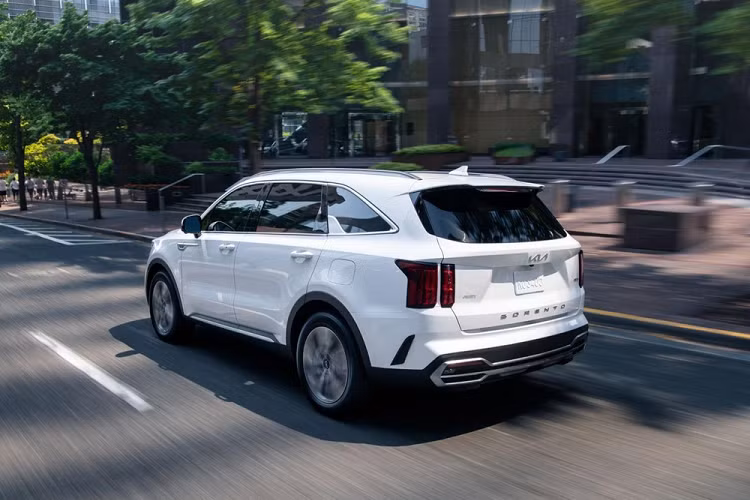 Dự kiến, Sorento Turbo PHEV 2022 thế hệ mới sẽ chính thức có mặt tại các showroom Mỹ vào quý III năm nay. Hiện giá xe Kia Sorento Turbo PHEV 2022 phiên bản tiết kiệm xăng vẫn chưa được công bố.