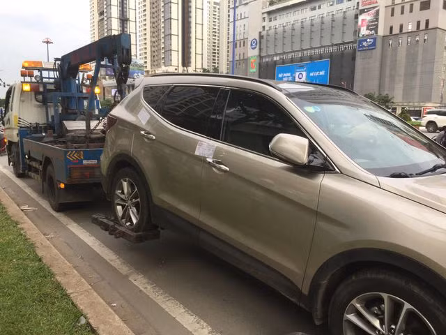 Vu dai gia co thu trong Mercedes 5 ty che luong CSGT: Xe dang the chap ngan hang-Hinh-3