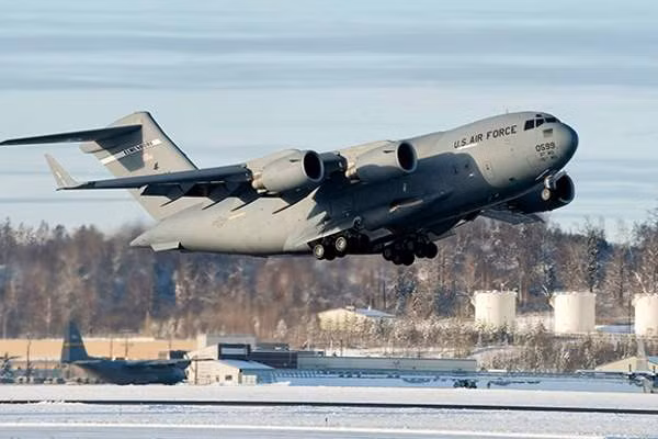 C-17 Globemaster II là một máy bay vận tải quân sự do McDonnell Douglas (hiện là Boeing) phát triển cho Không quân Mỹ. Chiếc máy bay này có trọng lượng cất cánh tối đa là 265,3 tấn. Chiếc C-17 Globemaster II đầu tiên được đưa vào hoạt động trong Không quân Mỹ vào tháng 1/1995. Boeing đã phân phối hơn 259 chiếc C-17 cho 36 khách hàng.