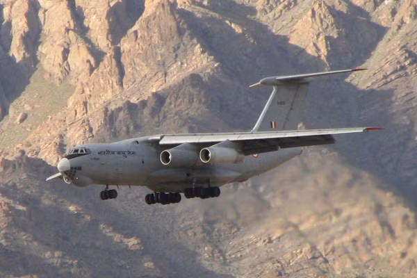 Ilyushin Il-76 do công ty Ilyushin Aviation Complex sản xuất có trọng lượng cất cánh tối đa là 210 tấn. Máy bay này chủ yếu được không quân Nga, Ấn Độ và Ukraine sử dụng. Ilyushin Il-76 thực hiện chuyến bay đầu tiên vào tháng 3/1971 và chính thức trong biên chế của Không quân Liên Xô tháng 6/1974.