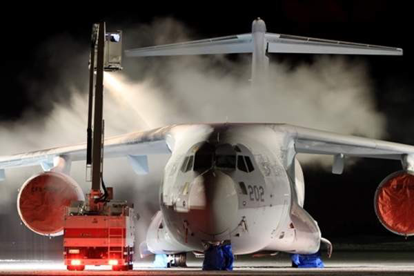 Kawasaki XC-2 là máy bay vận tải quân sự thế hệ tiếp theo do tập đoàn Công nghiệp nặng Kawasaki sản xuất cho Lực lượng Phòng vệ Nhật Bản. Máy bay vận chuyển với kích cỡ tầm trung và tác chiến hiện đại này có trọng lượng cất cánh tối đa là 141 tấn và tốc độ tối đa là 890 km/h với quãng đường 10.000 km.