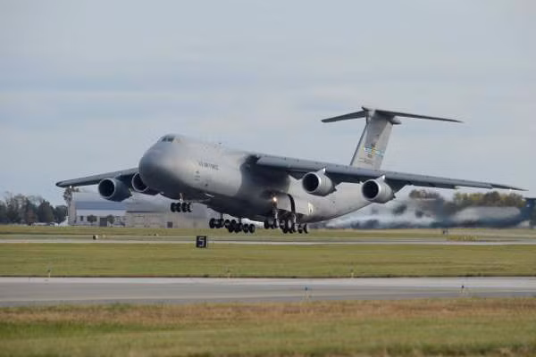 C-5M Super Galaxy do Lockheed Martin sản xuất nằm trong top những máy bay vận tải lớn nhất hiện được Không quân Mỹ sử dụng. Máy bay này là phiên bản nâng cấp của máy bay vận chuyển chiến lược C-5 Galaxy. C-5M Super Galaxy có thể cất cánh với trọng lượng cất cánh tối đa là 381 tấn. Một chiếc C-5M có thể vận chuyển 6 chiếc xe bọc thép chống mìn (Mine Resistant Ambush Protected - MRAP) hoặc 5 chiếc trực thăng.