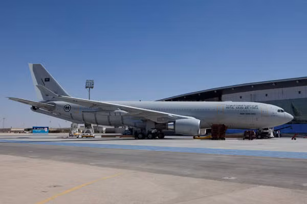 A330 MRTT được sản xuất dựa trên phiên bản của máy bay thương mại A330 và là một máy bay thế hệ mới của Airbus Military phục vụ việc vận chuyển và các nhiệm vụ tiếp nhiên liệu trên không. Trọng lượng cất cánh tối đa của máy bay này là 233 tấn và vận tốc của nó đạt khoảng 1.018 km/h.