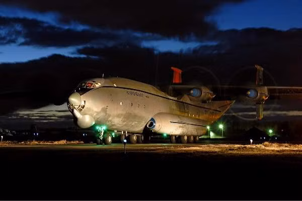 An-22 Antei do Antonov sản xuất hiện được các trung đoàn không quân vận tải của Nga sử dụng. Trọng lượng cất cánh tối đa của An-22 là 225 tấn. Máy bay này thực hiện chuyến bay đầu tiên vào tháng 2/1965. Vận tốc tối đa của An-22 là 740 km/h và nó có thể bay được quãng đường dài 5.250 km.