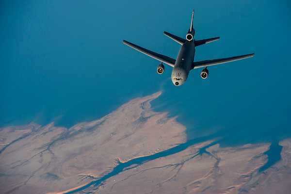 KC-10 Extender là một máy bay vận tải tiếp nhiên liệu trên không hiện đang phục vụ trong Không quân Mỹ và Không quân Hoàng gia Hà Lan. Máy bay vận tải này có trọng lượng cất cánh tối đa là 267,6 tấn, vận tốc 996 km/h, có thể bay được 7.081 km khi chở hàng và 18.507 km trong điều kiện không chuyên chở.