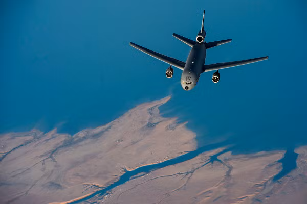 KC-10 Extender là một máy bay vận tải tiếp nhiên liệu trên không hiện đang phục vụ trong Không quân Mỹ và Không quân Hoàng gia Hà Lan. Máy bay vận tải này có trọng lượng cất cánh tối đa là 267,6 tấn, vận tốc 996 km/h, có thể bay được 7.081 km khi chở hàng và 18.507 km trong điều kiện không chuyên chở.
