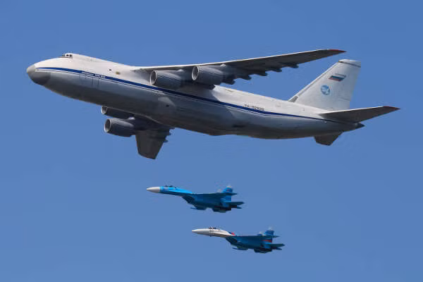 Được sản xuất bởi Antonov, AN-124 Ruslan là máy bay vận tải quân sự lớn nhất thế giới nhờ trọng lượng cất cánh tối đa (MTOW) lên tới 392 tấn. Một chiếc AN-124 Ruslan có khả năng vận chuyển hàng hóa nặng và các phương tiện chiến đấu khác nhau. Chuyến bay đầu tiên của chiếc máy bay này được thực hiện vào tháng 12/1982.