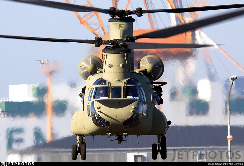 Trực thăng CH-47 Chinook được trang bị súng máy M60 ở hai bên thân để đề phòng khả năng bị bắn vào cánh quạt.