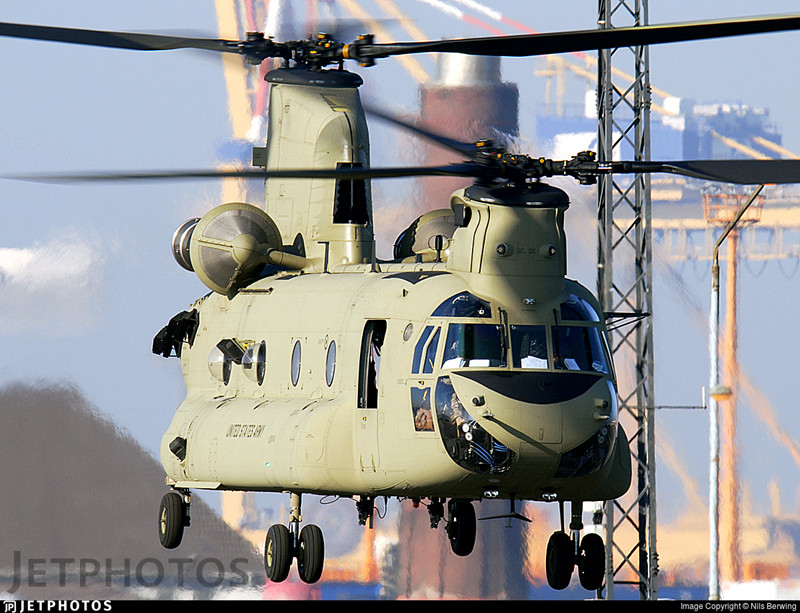 Ngoài ra Chinook cũng được trang bị hệ thống lọc bụi để tăng cường sự ổn định của động cơ.