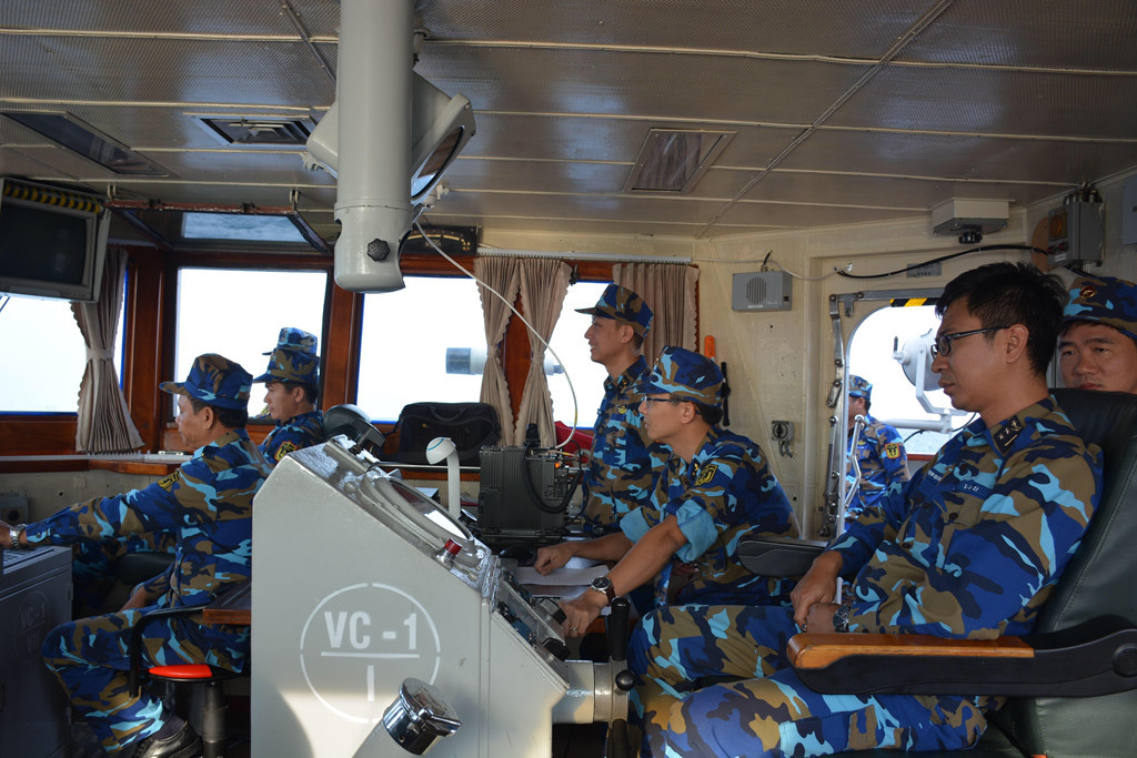Diễn tập AUMX có chủ đề “Tăng cường khả năng chia sẻ thông tin và phối hợp hiệp đồng trong lĩnh vực hàng hải”. Về nội dung “Tăng cường khả năng chia sẻ thông tin”, các bên tham gia diễn tập sử dụng các phương tiện, công cụ hiện có để chia sẻ thông tin về tình hình trên biển, đặc biệt là tình hình thực thi pháp luật trên biển. Trong ảnh, các sĩ quan làm nhiệm vụ trên đài chỉ huy tàu 18, thực hiện diễn tập AUMX. Ảnh: Quân đội Nhân dân.