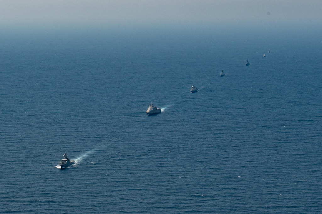 Việt Nam nằm trong số 6 nước ASEAN cử tàu hải quân tham gia các hoạt động diễn tập. Trong ảnh, tàu hải quân các nước xếp đội hình di chuyển hàng dọc tại vùng biển vịnh Thái Lan, gồm các tàu: HTMS Krabi của Thái Lan (OPV-551), USS Montgomery của Mỹ (LCS 8), RSS Tenacious của Singapore (71), UMS Kyan Sittha của Myanmar (F-12), BRP Ramone Alcaraz của Philippines (PS16), KDB Darulamen của Brunei (OPV-08) và tàu 18 của hải quân Việt Nam. Ảnh: Hải quân Mỹ.