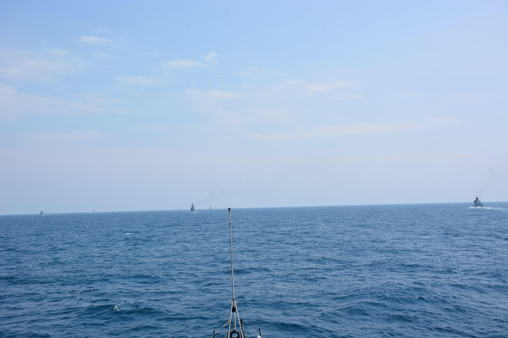 Tàu BRP Ramone Alcaraz của Philippines được phân công làm tàu chỉ huy. Tàu 18 của hải quân Việt Nam đã phối hợp tham gia nội dung mã hóa-giải mã bản điện (PUBEX), trao đổi thông tin liên lạc bằng ánh đèn (FLASHEX), vận động đội hình chiến thuật vào ban đêm, chụp ảnh đội hình từ trên không (PHOTOEX). Trong ảnh, các nhóm chiến thuật chuyển từ đội hình một hàng dọc sang đội hình kim cương. Ảnh: Quân đội Nhân dân.