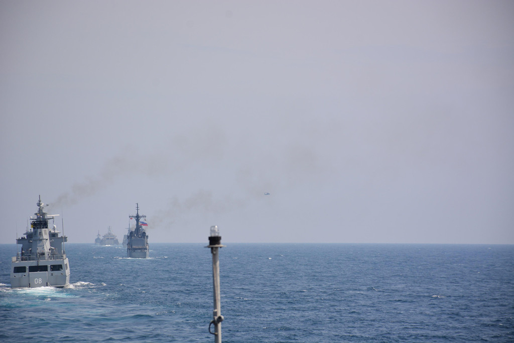 Các tàu tham gia diễn tập được chia làm 3 nhóm chiến thuật. Tàu 18 của hải quân Việt Nam nằm trong Nhóm chiến thuật số 3 cùng với tàu tuần tra xa bờ BRP Ramone Alcaraz của hải quân Philippines (PS16) và tàu KDB Darulamen của hải quân Brunei (OPV-08). Ảnh: Quân đội Nhân dân.