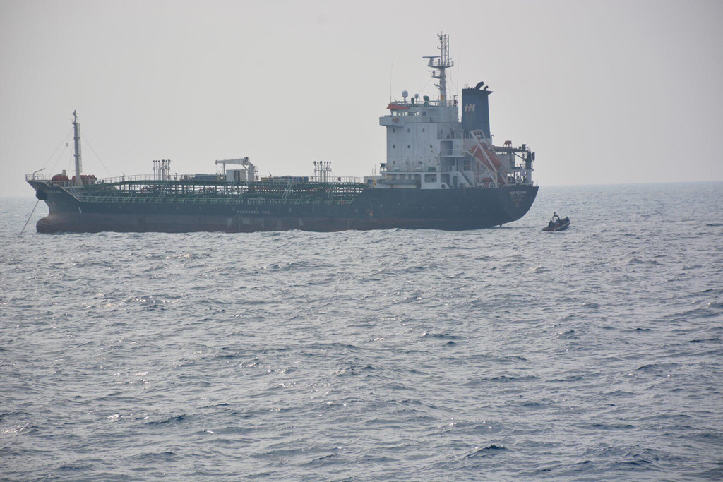 Tàu 18 của hải quân Việt Nam còn tham gia bài tập kiểm tra tàu hàng nghi vấn. Tàu Việt Nam làm nhiệm vụ cảnh giới cho tàu hải quân Philippines và Brunei lên tàu hàng. Trong ảnh, tốp sĩ quan hải quân Brunei đi xuồng cao tốc chuẩn bị lên tàu hàng mục tiêu để kiểm tra nghi vấn. Ảnh: Quân đội Nhân dân.