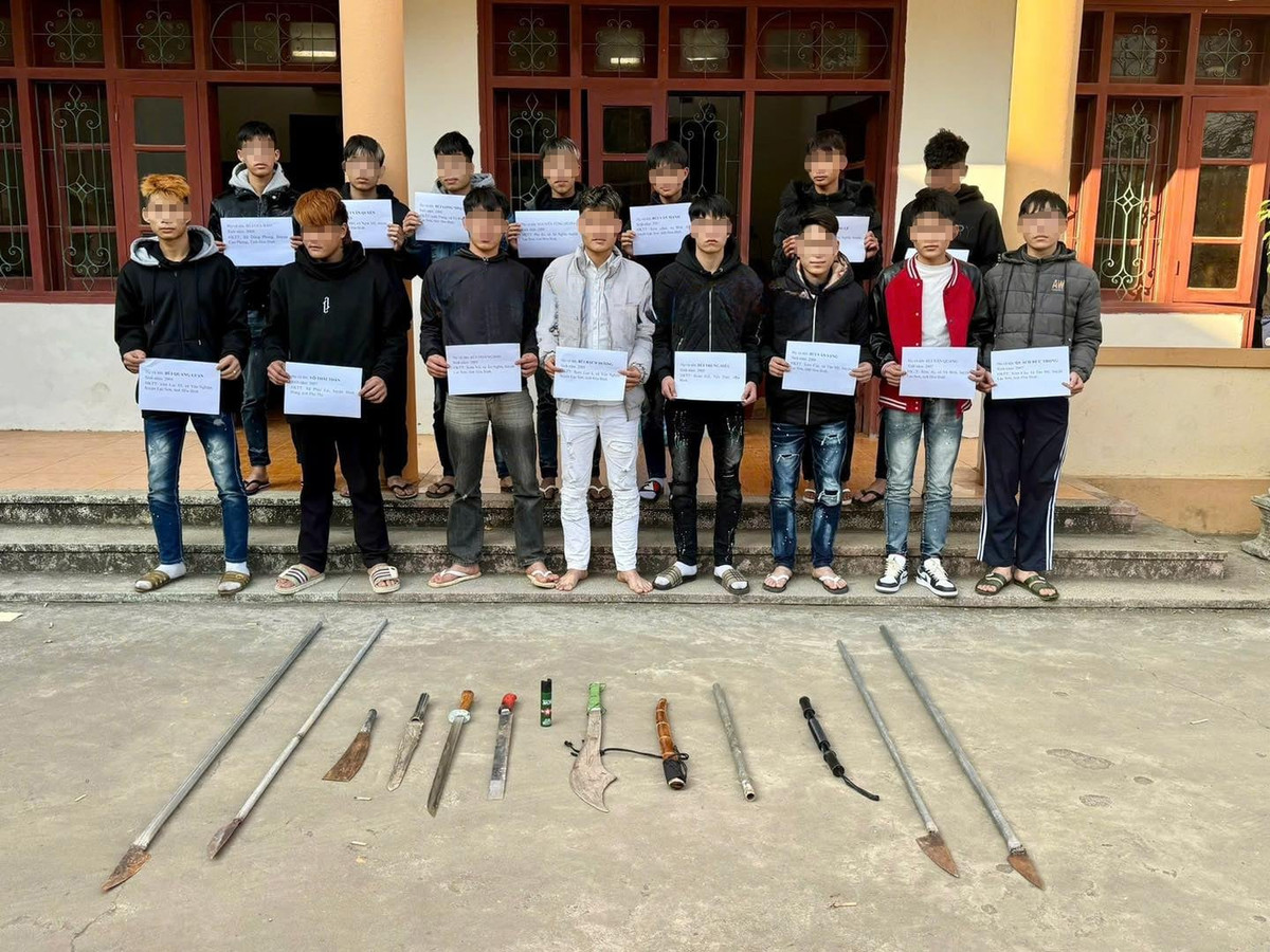 Ngăn chặn nhóm “trẻ vô danh” chuẩn bị hung khí để đi đánh nhau Ngan chan nhom “tre vo danh” chuan bi hung khi de di danh nhau