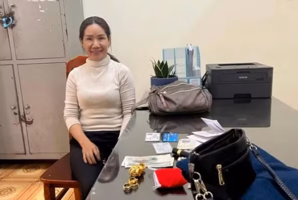 Nữ tiểu thương trả lại 4 cây vàng, tiền mặt cho khách bỏ quên Nu tieu thuong tra lai 4 cay vang, tien mat cho khach bo quen